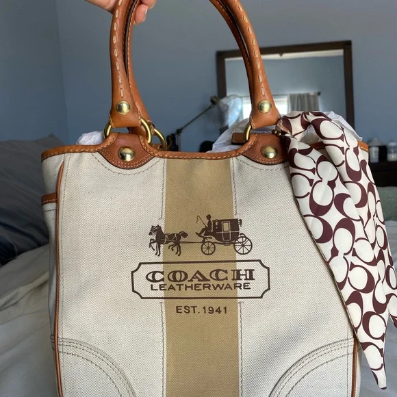 Coach hand bag - Picture 3 of 6